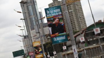 Vista de un cartel de apoyo al presidente venezolano, Hugo Chávez colocado en un edificio en el centro de Caracas.