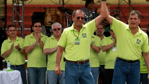 El presidente  y candidato Rafael Correa (c), saluda a simpatizantes  durante una concentración en Quito.