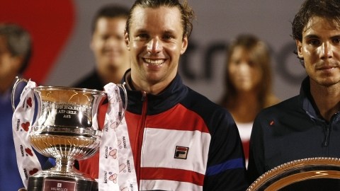 El  tenista  argentino Horacio Zeballos (izq.), quien venció al español Rafael Nadal (der.) posa junto al ibérico con los trofeos del torneo  ATP de Viña del Mar.