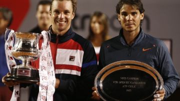 El  tenista  argentino Horacio Zeballos (izq.), quien venció al español Rafael Nadal (der.) posa junto al ibérico con los trofeos del torneo  ATP de Viña del Mar.