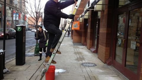 Jairo Celedón limpiando las lunas de un edificio en el centro de Chicago.
