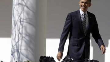 Muy contento el presidente Barack Obama al salir de la Casa Blanca rumbo al Congreso.