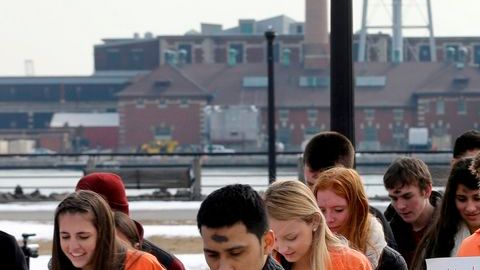 Cientos protestaron en el parque Liberty State, de Jersey City, contra las condiciones en los centros de detención de inmigrantes.