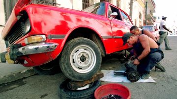 La falta de repuestos es un gran problema para los cubanos con autos rusos construidos hace 20 años.