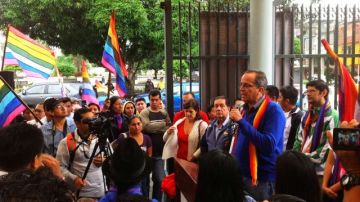 El candidato presidencial ecuatoriano Alberto Acosta (c-d), por el movimiento político Montecristi Vive, habla en un acto de campaña en la población San Juan Bosco (Ecuador).