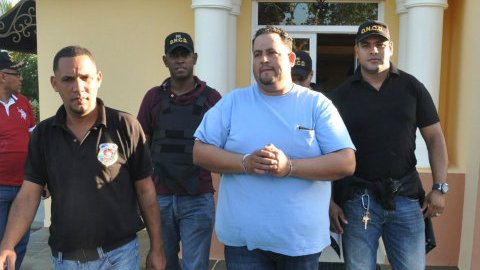 Jeremy Damon García López, alias "El Gordo", al ser sacado por los agentes de su refugio en Quisqueya.