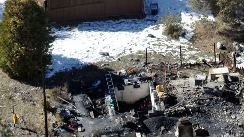 Las autoridades policiales investigan los restos carbonizados de una cabaña donde se cree que el sospechos de asesinatos Christopher Dorner haya muerto.