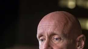 El comandante de la LAPD Andrew Smith (i) expresa sus condolencias por la muerte de un diputado del Condado de San Bernardino, en rueda de prensa sobre el tiroteo en Big Bear que implicó al fugitivo Christopher Jordan Dorner, en Los Ángeles