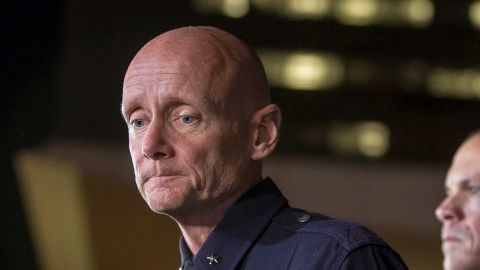 El comandante de la LAPD Andrew Smith (i) expresa sus condolencias por la muerte de un diputado del Condado de San Bernardino, en rueda de prensa sobre el tiroteo en Big Bear que implicó al fugitivo Christopher Jordan Dorner, en Los Ángeles