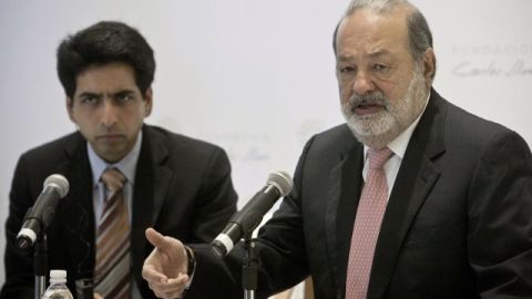 El empresario mexicano Carlos Slim (derecha) durante una rueda de prensa en Ciudad de México.
