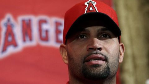 Albert Pujols fue sometido a una artroscopia para limpiar tejido en la rodilla