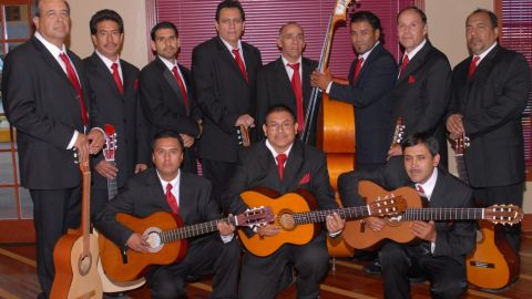 Los integrantes de la 'Rondalla Voces Románticas de Chicago' quieren enseñarles a los jóvenes sobre el romanticismo con su música.