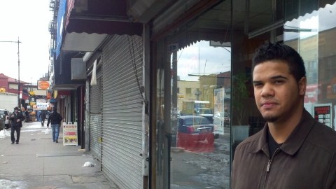 Ricardo Peguero señala que muchos compañeros de su escuela se valían de amigos mayores de edad para conseguir alcohol.