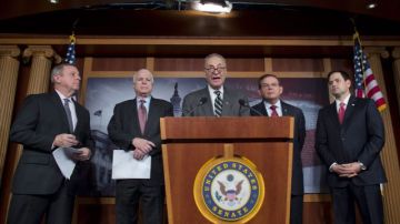 El grupo de senadores de ambos partidos conformado, entre otros, por Dick Durbin (i), John McCain (2-i), Chuck Schumer (c), Robert Menendez (2-d) y Marco Rubio (d) participa en una rueda de prensa en el Capitolio en Washington (DC, EE.UU.).