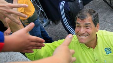 El líder en las encuestas, Rafael Correa, en su cierre de campaña.