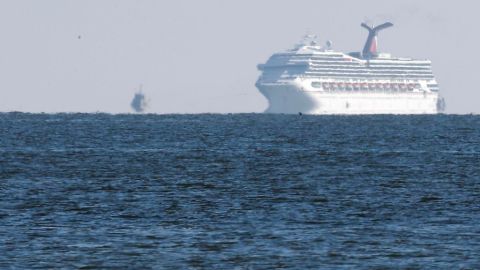 El crucero Triumph de la empresa Carnival se dirige a tierra, pero a bordo reina el caos.