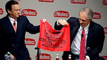 El director de H.J. Heinz Co.,William Johnson (derecha), junto a su socio Alex Behring,  mientras anunciaban la compra.