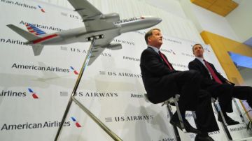 El presidente y consejero delegado de US Airways, Doug Parker (izquierda), y el responsable de American Airlines, Tom Horton, en una rueda de prensa conjunta en Texas, en la que anunciaron oficialmente el acuerdo para fusionar las aerolíneas.