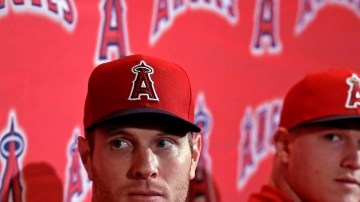 Josh Hamilton, Mike Trout y Albert Pujols (izq. a der.) atienden a los reporteros en su sede de entrenamiento en Tempe, Arizona.