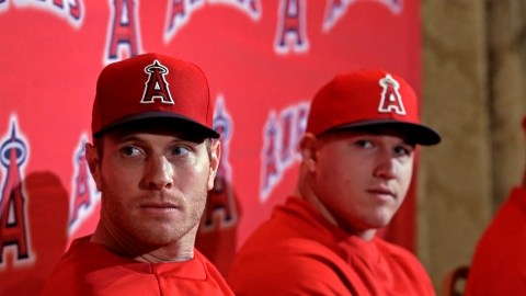 Josh Hamilton, Mike Trout y Albert Pujols (izq. a der.) atienden a los reporteros en su sede de entrenamiento en Tempe, Arizona.