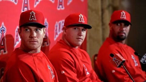 Josh Hamilton, Mike Trout y Albert Pujols (izq. a der.) atienden a los reporteros en su sede de entrenamiento en Tempe, Arizona.