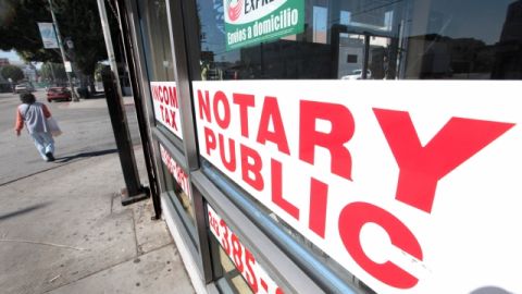 Un grupo de abogados alertaron acerca de los   fraudes que se cometen en trámites migratorios  a través de notarios.