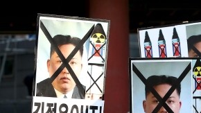Activistas protestan en Seúl, Corea del Sur, contra el líder norcoreano, Kim Jong-un, por el lanzamiento de un cohete de largo alcance que, incluso, puede llevar ojivas nucleares.