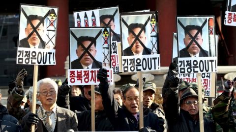 Activistas protestan en Seúl, Corea del Sur, contra el líder norcoreano, Kim Jong-un, por el lanzamiento de un cohete de largo alcance que, incluso, puede llevar ojivas nucleares.