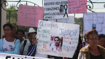Familiares de los reos que perecieron quemados  protestaron frente a Casa Presidencial, en Tegucigalpa  y pidieron que se encuentre a los responsables.