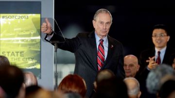 El alcalde Michael Bloomberg saluda al público en su último mensaje -el número 12- que otorgó sobre la situación de la Ciudad de Nueva York.