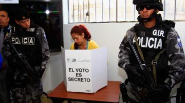 Una interna vota hoy en una cárcel de Quito (Ecuador).