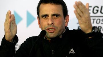 Capriles también criticó al gobierno por mentir sobre la devaluación aprobada el pasado miércoles, la cual él llama "paquetazo rojo".