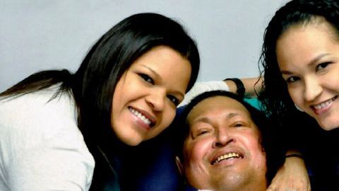 En las imágenes se ve a un Chávez sonriente y con la cara ligeramente hinchada en una cama y acompañado de sus dos hijas.
