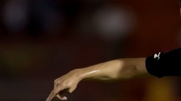 George Corral, de Jaguares, intenta rematar mientras lo observa Fidel Martínez, de Xolos, ayer, en la cancha del  Víctor Manuel Reyna.