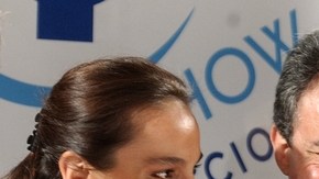 José Jose, flanqueado por sus hijos en la foto, planea sacar un nuevo disco en 2013 para celebrar sus bodas de oro en la música.