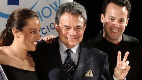 José Jose, flanqueado por sus hijos en la foto, planea sacar un nuevo disco en 2013 para celebrar sus bodas de oro en la música.