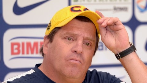 El técnico de las Águilas, Miguel Herrera, atiende  a los reporteros en la conferencia para hablar del enfrentamiento de hoy ante Toluca.