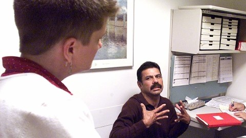 Photo by Jorge Mujica/La Opinión -- - 08/29/03 Los Angeles. ph004757 Arturo Perez a quien le trasplantaron un Riñon en el Centro Medico de UCLA explica al doctor Alan Wilkinson Director de transplantes de Riñon y Pancreas atravez de la interprete Beverly Treuman como se siente despues de 10 de diez dias de haber recibido su Riñon. (Foto Jorge Mujica/la Opinion)