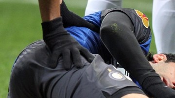 El delantero argentino  del Inter de Milán,  Diego Milito, al momento de sufrir la lesión que lo mantendrá alejado de las canchas.