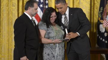 El presidente Barack Obama entrega la medalla presidencial  a Donna  y Carlos Soto,  padres de la maestra de origen puertorriqueño asesinada en Connecticut.