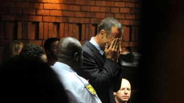 El atleta Oscar Pistorius llora en la corte de Pretoria, Sudáfrica, donde se le radicaron cargos por el asesinato de su novia, Reeva Steenkamp, una modelo.
