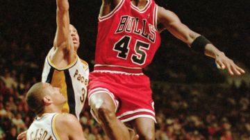 Michael Jodan en un partido entre los Bulls y los Pacers. El astro de la NBA anota ante la presencia de Reggie Miller y Mark Jackson.