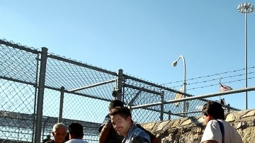 Un grupo inmigrantes deportados cruzan desde El Paso, Texas, hacia Ciudad Juárez, México.