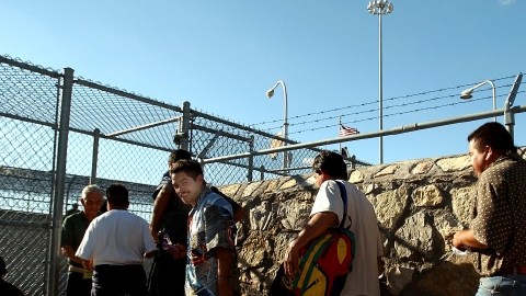 Un grupo inmigrantes deportados cruzan desde El Paso, Texas, hacia Ciudad Juárez, México.