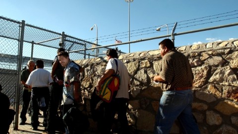 Un grupo inmigrantes deportados cruzan desde El Paso, Texas, hacia Ciudad Juárez, México.