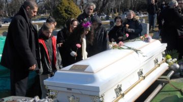 El esposo de Saraí Sierra junto a familiares durante el entierro en Staten Island.