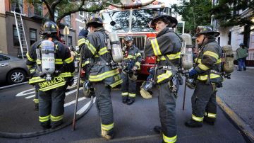 Unos 200 bomberos lograron aplacar las llamas unas dos horas después de haberse desatado el siniestro.