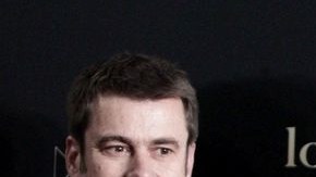 El director Pablo Berger, acompañado por los productores de la cinta "Blancanieves", posa tras recibir el Goya a la mejor película.