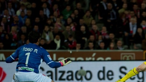 Lionel Messi vulneró dos veces la portería del Granada y Barcelona se llevó tres puntos del estadio Los Carmenes.