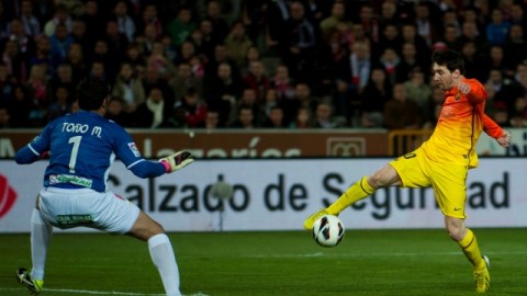 Lionel Messi vulneró dos veces la portería del Granada y Barcelona se llevó tres puntos del estadio Los Carmenes.